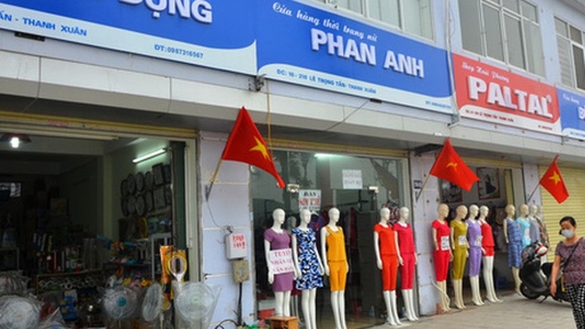 Biển hiệu trên tuyến phố kiểu mẫu: Kiến trúc đâu chỉ 2 màu