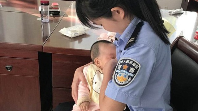Cho con của bị cáo bú trong lúc phiên tòa đang xử, nữ cảnh sát khiến nhiều người cảm động!