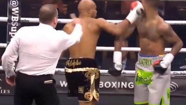 Boxing: Võ sỹ "chơi bẩn" đấm trộm, hả hê 1 giây ăn năn cả đời