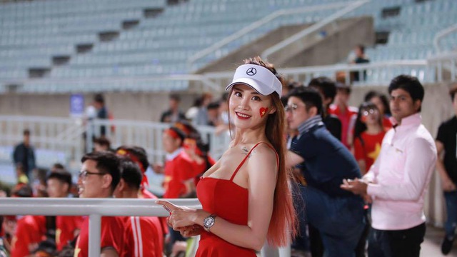 Cận cảnh nữ CĐV sexy trong trận U20 Việt Nam gặp U20 Honduras