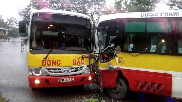 2 xe buýt cùng hãng đối đầu nhau kinh hoàng, tài xế mắc kẹt trong cabin