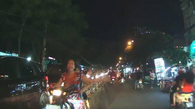 Chở ba, đi ngược chiều, người phụ nữ lớn tiếng chửi bới: Cứ đi bên phải là đúng