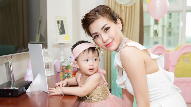 Chồng đại gia vắng mặt, Diễm Trang tự tay tổ chức sinh nhật cho con gái