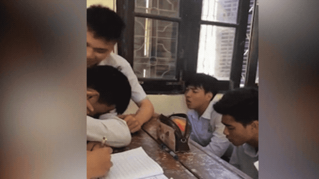 "Em trai mưa" phiên bản học trò và nỗi sầu bị khoét sâu bởi người bạn thân