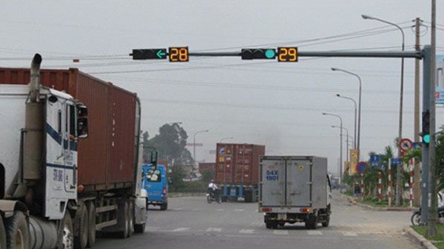 Dừng xe lúc đèn xanh bị cảnh sát giao thông phạt có đúng không?