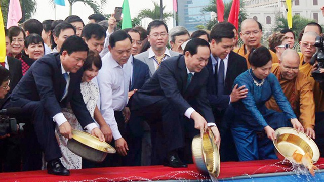 Chủ tịch nước Trần Đại Quang cùng lãnh đạo TP.HCM thả cá chép tiễn ông Táo