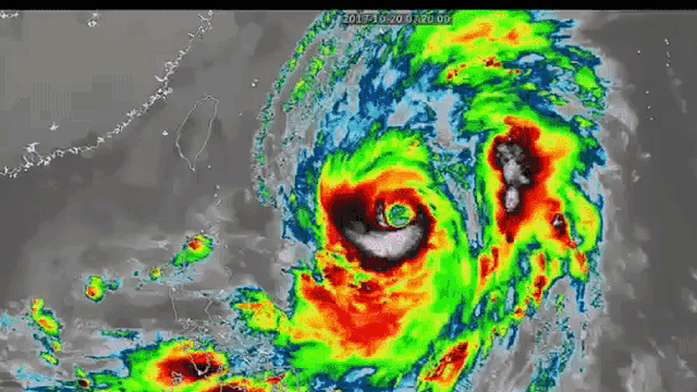 Cận cảnh siêu bão "quái vật" có mắt bão rộng hơn 80.000 m đang "tấn công" Nhật Bản