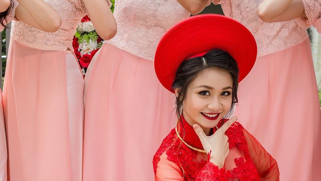 Cô dâu cùng dàn hotgirl bưng quả nhảy "Cô Ba Sài Gòn" cực chất