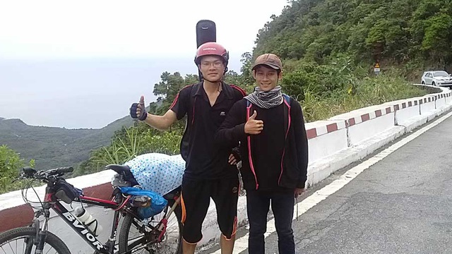 Đỗ đại học, chàng sinh viên đạp xe 1.000km 'báo' với người bố đã mất