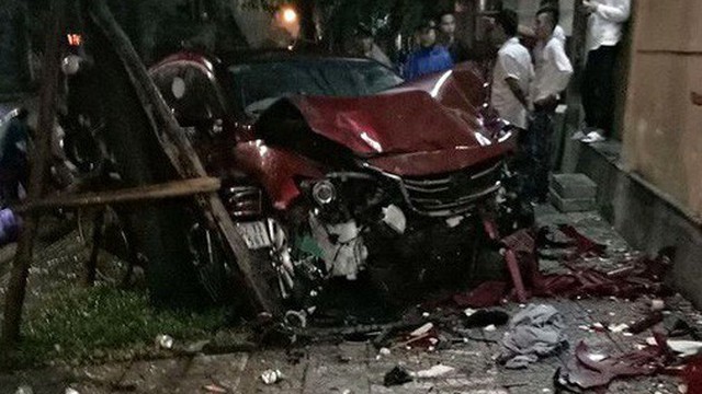 Huế: Ôtô "điên" gây tai nạn liên hoàn, lao thẳng vào quán nhậu tông chết cô gái trẻ