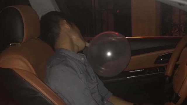 Hải Phòng: Vừa hít bóng vừa lái xe, tài xế đâm liên hoàn 6 xe máy, 1 cột đèn và 1 gốc cây