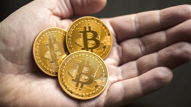 Bitcoin lên 18.000 USD, biết mua sắm gì cho hết số tiền đó đây?