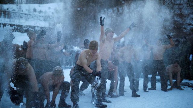24h qua ảnh: Lính Mỹ-Hàn cởi trần tập trận trong tuyết lạnh dưới 20 độ C
