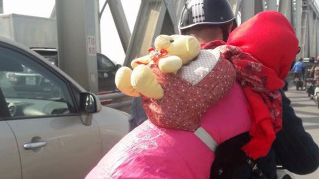 Dung nhan thật sự của "cô nàng điệu đà" thả dáng ngày đông sau yên xe bạn trai