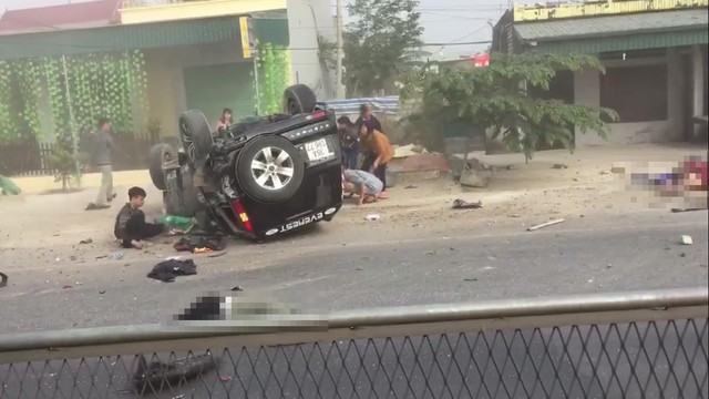 Ô tô 7 chỗ tông 2 xe máy, 4 người thương vong