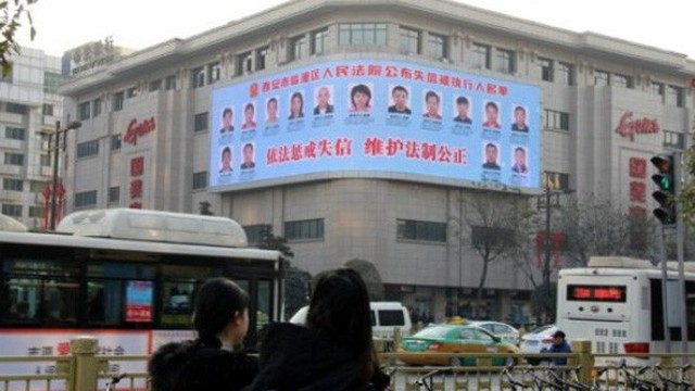 Trốn nợ, hàng trăm người bị thành phố "vinh danh" trên bảng quảng cáo khổng lồ