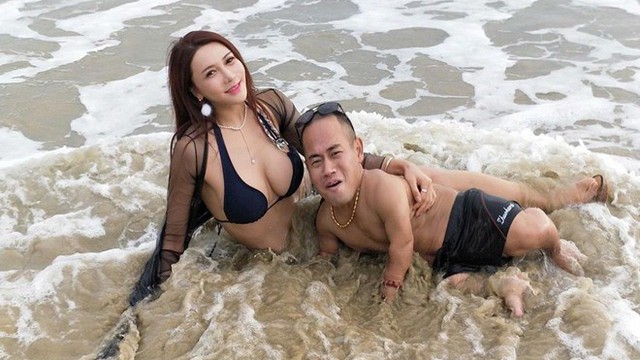 Cung Nguyệt Phi khoe ảnh tắm biển với bạn trai cao 1m