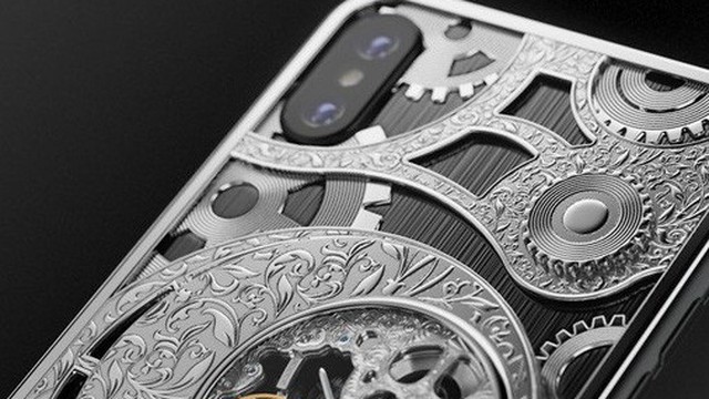 iPhone XS cực độc từ nước Nga, mang trên lưng cả một chiếc đồng hồ cơ lộ máy, giá từ 6000 USD