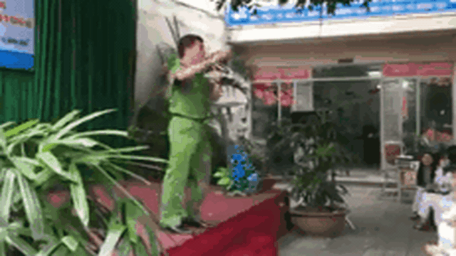 CLIP: Truyền nữ sinh dùng chiêu "xúc tép" hạ yêu râu xanh, anh công an bỗng được chú ý