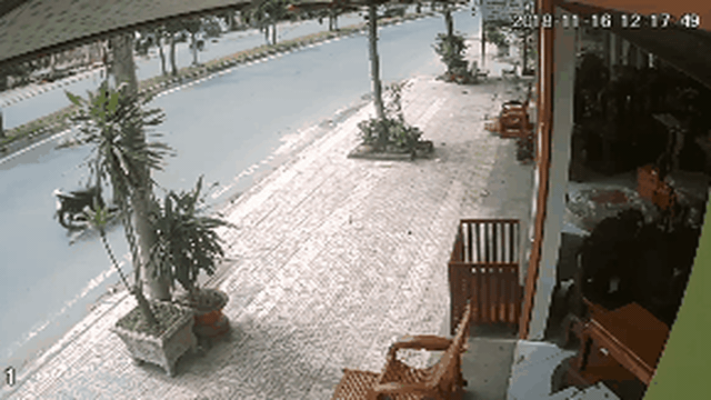 CLIP: Pha lao xiên của chiếc xe không người lái và kết cục buồn cho chiếc tủ kính