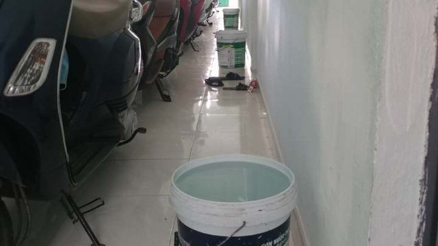Nhân ngày "có biến", chủ trọ sáng sớm xách cho mỗi phòng một xô nước đầy