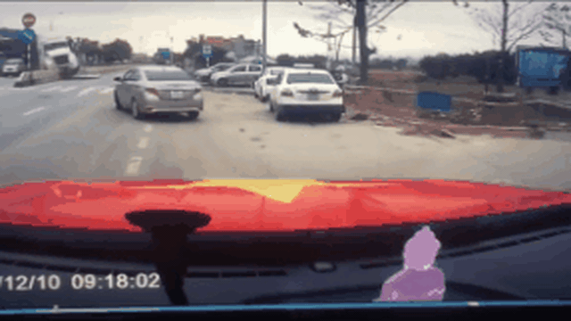 CLIP: Xe tải đâm tung dải phân cách trúng 3 ô tô, bà mẹ ôm con tức tốc chạy thoát thân