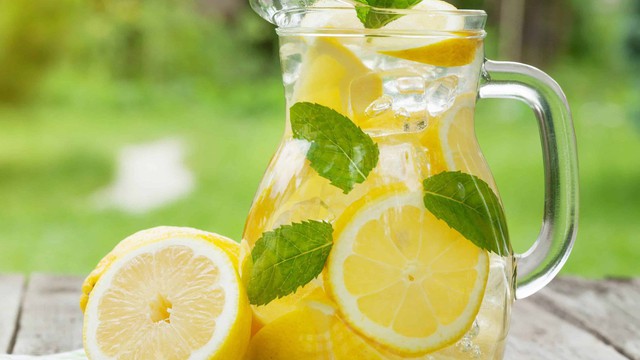 10 lợi ích của việc uống 1 cốc nước chanh ấm mỗi sáng