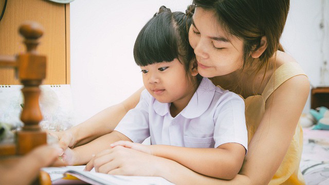 Mùa thi cử, con năn nỉ học thêm nhưng mẹ khuyên "bớt lại đi" và lý do khiến tất cả phải gật gù