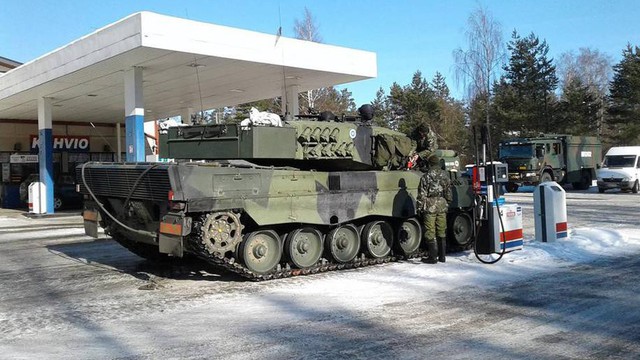 Khoảnh khắc thú vị: Xe tăng Leopard 2A4 vào trạm xăng để tiếp nhiên liệu