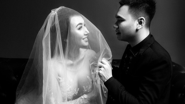 Khắc Việt chính thức tung ảnh cưới với nữ DJ gợi cảm