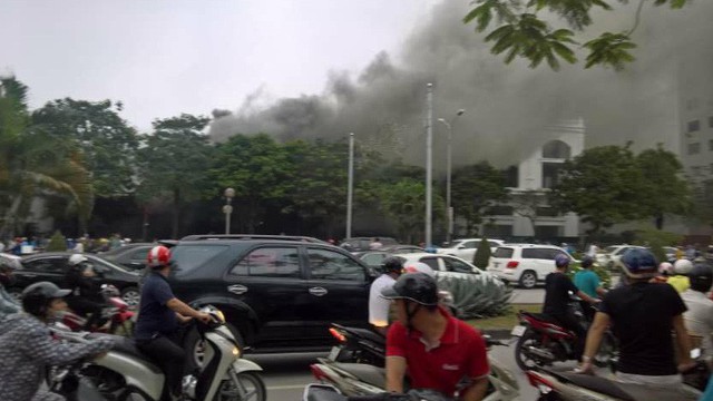 Đang cháy tại quán bia lớn ở Hải Phòng, cột khói đen bốc cao hàng chục mét