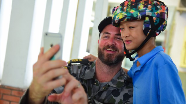 Lính Hải quân Hoàng Gia Australia "selfie" với trẻ em tàn tật ở Sài Gòn