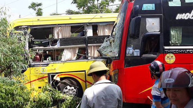Hai xe giường nằm đâm nhau, hàng chục hành khách la hét hoảng loạn