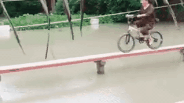 Cô gái xô đổ mọi kỉ lục đi cầu siêu nhỏ ở Việt Nam: Lao một mạch qua cầu không nao núng!