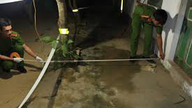 Hai mẹ con bị kẻ cướp đạp rớt xuống kênh ở Sài Gòn