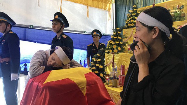 Người vợ gục lên di cốt liệt sĩ phi công Su-22 trước khi tiễn anh về nơi an nghỉ cuối cùng