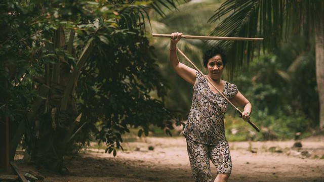"Ngầu" như ngoại: Vừa tốt nghiệp lớp võ chống trộm đã được cháu trai chụp cho bộ ảnh kỷ niệm, dân mạng ai cũng phải bật cười vì quá dễ thương