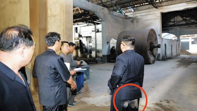 Truyền hình Triều Tiên phát cảnh ông Kim Jong-un mặc quần lấm bụi bẩn