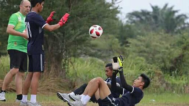 Sau U23 Việt Nam, đến lượt một đội bóng ĐNÁ khác phải tập trên "sân ruộng" tại Indonesia