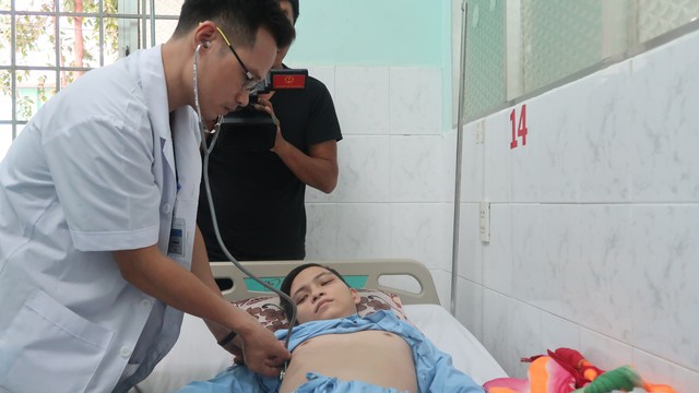Chàng binh nhất kiên cường chống chọi với căn bệnh viêm não mô cầu