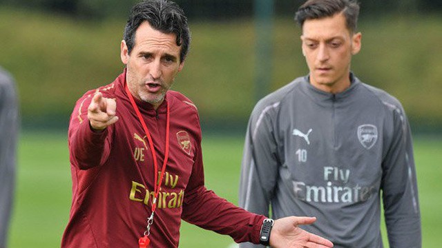 Đến tận sân tập xin gặp Ozil, HLV ĐT Đức bị Arsenal đối xử phũ phàng