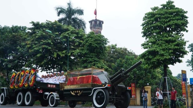 Hành trình linh xa đưa Chủ tịch nước Trần Đại Quang qua các ngõ phố Hà Nội để về quê nhà