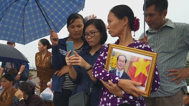 Người dân Ninh Bình ôm di ảnh đón thi hài cố Chủ tịch nước Trần Đại Quang
