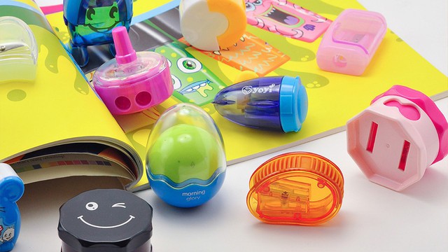 Những dụng cụ và đồ chơi chứa nhiều độc tố, cha mẹ tuyệt đối nên tránh mua cho trẻ sử dụng