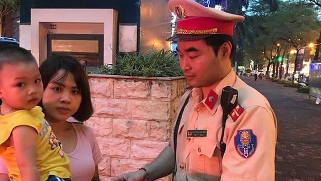 CSGT trả lại chiếc ví chứa 20 triệu đồng cho người phụ nữ trẻ đánh rơi