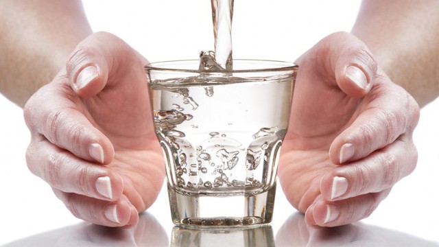 Uống nước sôi để nguội, đun đi đun lại gây ung thư? Đây là câu trả lời bạn cần biết sớm