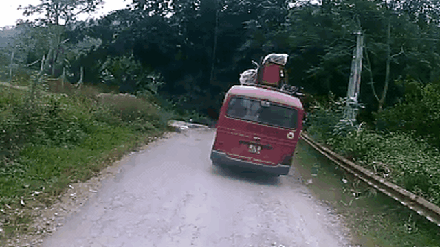 CLIP: Lao xuống dốc không phanh, cậu bé suýt bị xe khách chèn lên người