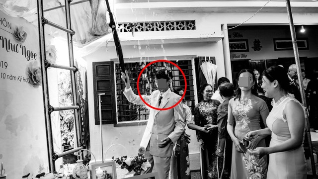 Đám cưới ngày mưa to, bục rạp, bức ảnh người đàn ông lĩnh trọn "đòn đau" gây chú ý