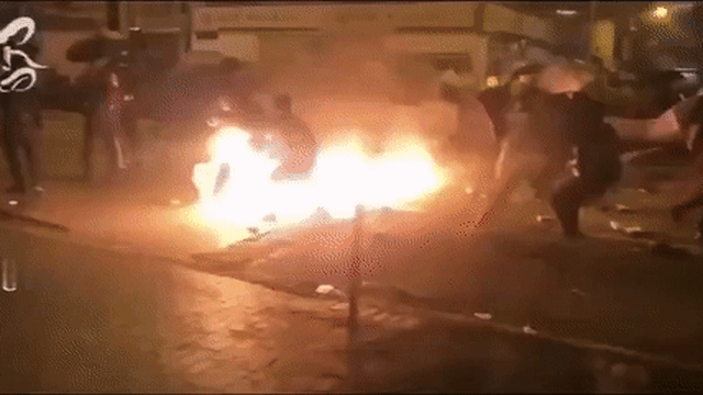 [VIDEO] Tai nạn khi ném bom xăng vào cảnh sát, người biểu tình Hồng Kông làm "quân mình" bốc cháy