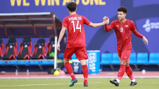CĐV Việt Nam bức xúc, liên tục than trời khi xem U22 đá SAE Games 30